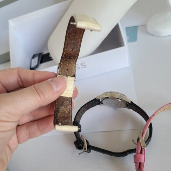 GUESS Y2K Silver Crystal 3 Genuine Leather Alligator Texture Wrist Straps Watch - Picture 12 of 15